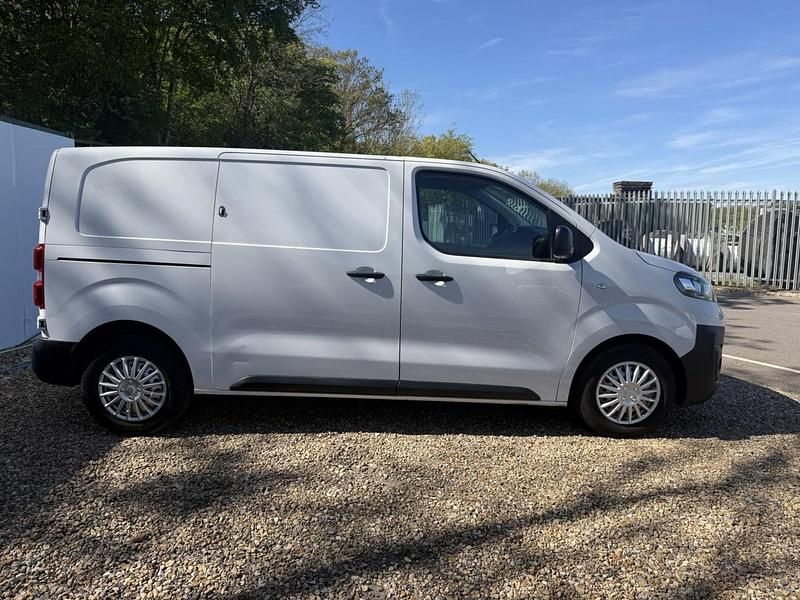 Second-hand Vauxhall Vivaro 100 CP (73 kW) 2023 Alb Monovolum
