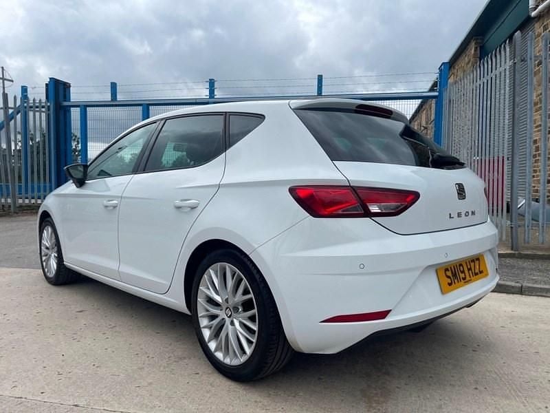 Used Seat Leon SE Dynamic 115 HP (84 kW) 2019 White Hatchback