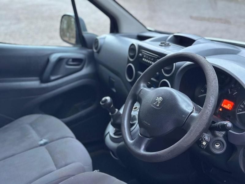 Used Peugeot Partner 90 HP (66 kW) 2014 White MPV