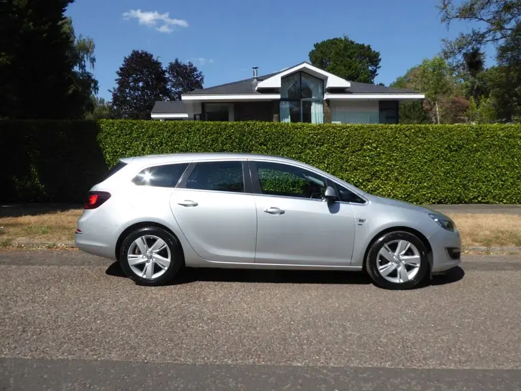 Used Vauxhall Astra SRi 165 HP (121 kW) 2015 Silver Estate