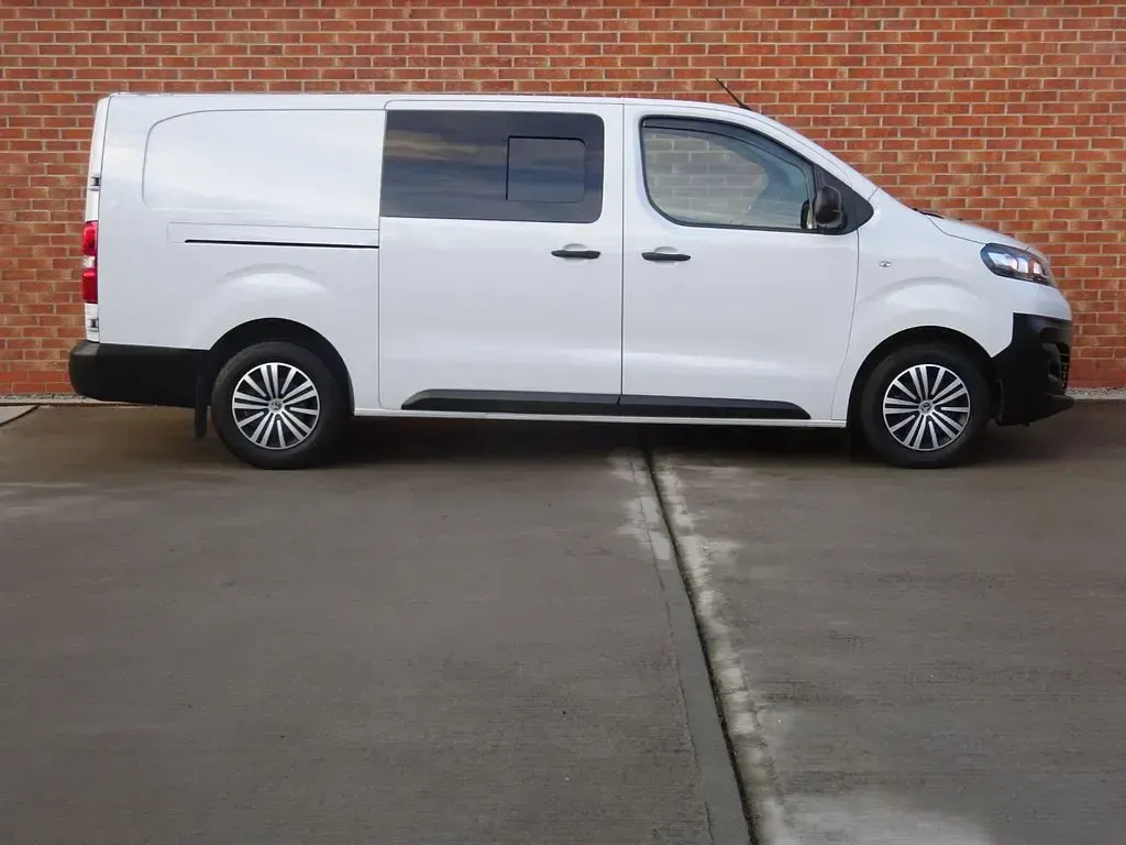 Used Vauxhall Vivaro S 100 HP (73 kW) 2022 White MPV