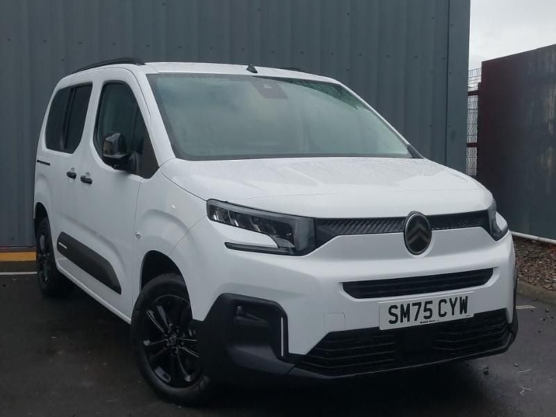Solid icy white New 2025 Citroën Berlingo MPV | £22,298 (Fair price) - Image 1/4