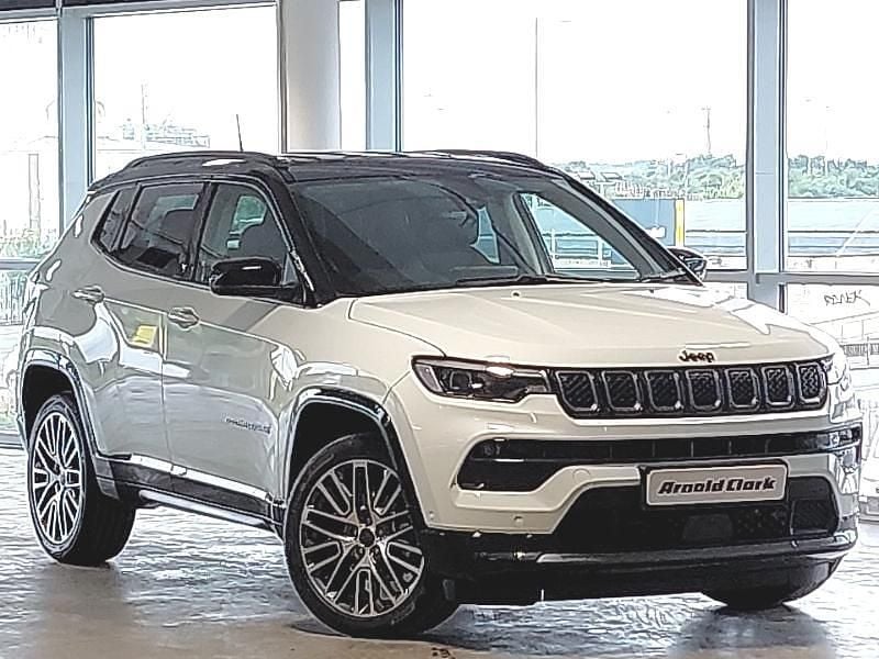 White/black New 2025 Jeep Compass Altitude SUV | £25,998 (A bit pricey) - Image 1/4