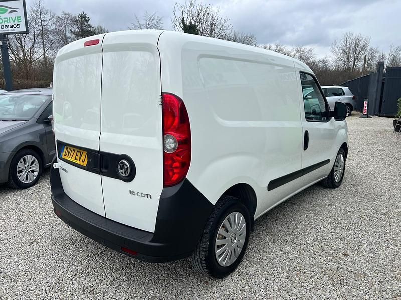 Used Vauxhall Combo S 105 HP (77 kW) 2017 White MPV