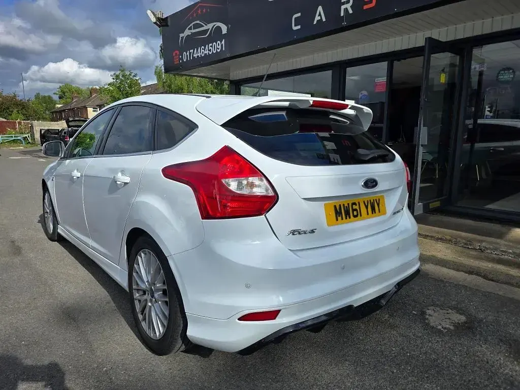 Used Ford Focus Zetec 2012 White Hatchback