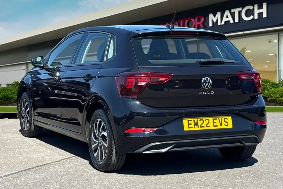 Begagnad VW Polo S 2023 Svart Halvkombi