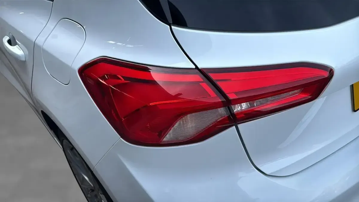 Used Ford Focus Vignale 123 HP (90 kW) 2019 White Hatchback