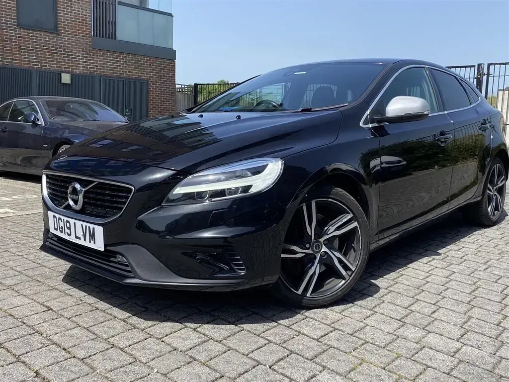 Used Volvo V40 R-Design 152 HP (111 kW) 2019 Black Hatchback