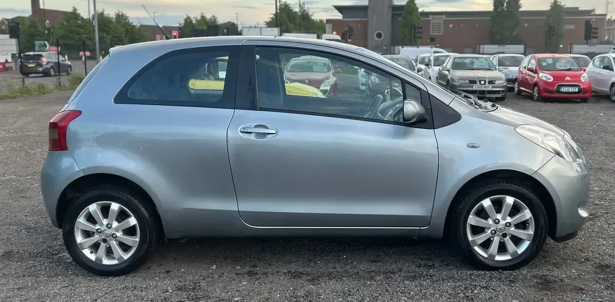 Used Toyota Yaris 69 HP (50 kW) 2008 Silver Hatchback
