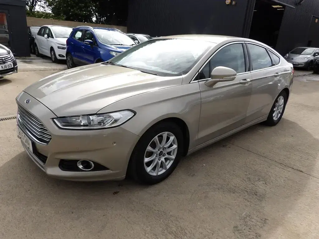 Used Ford Mondeo Titanium 115 HP (84 kW) 2015 Silver Hatchback