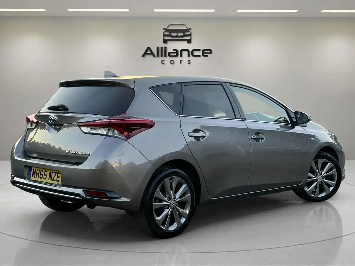 Used Toyota Auris Hybrid 136 HP (100 kW) 2016 Bronze Hatchback