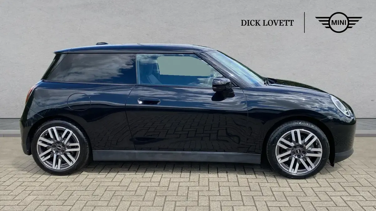 Used Mini Cooper SE Hatch 158 kW (215 HP) 2024 Black Hatchback