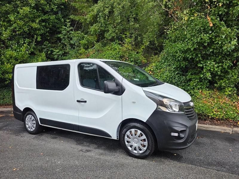 White Used 2015 Vauxhall Vivaro MPV | £6,995 (Fair price) - Image 1/4