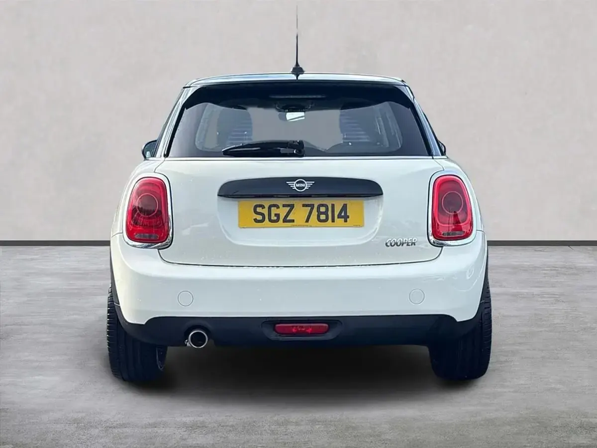Usado Mini Cooper Classic 136 HP (100 kW) 2020 Branco Citadino
