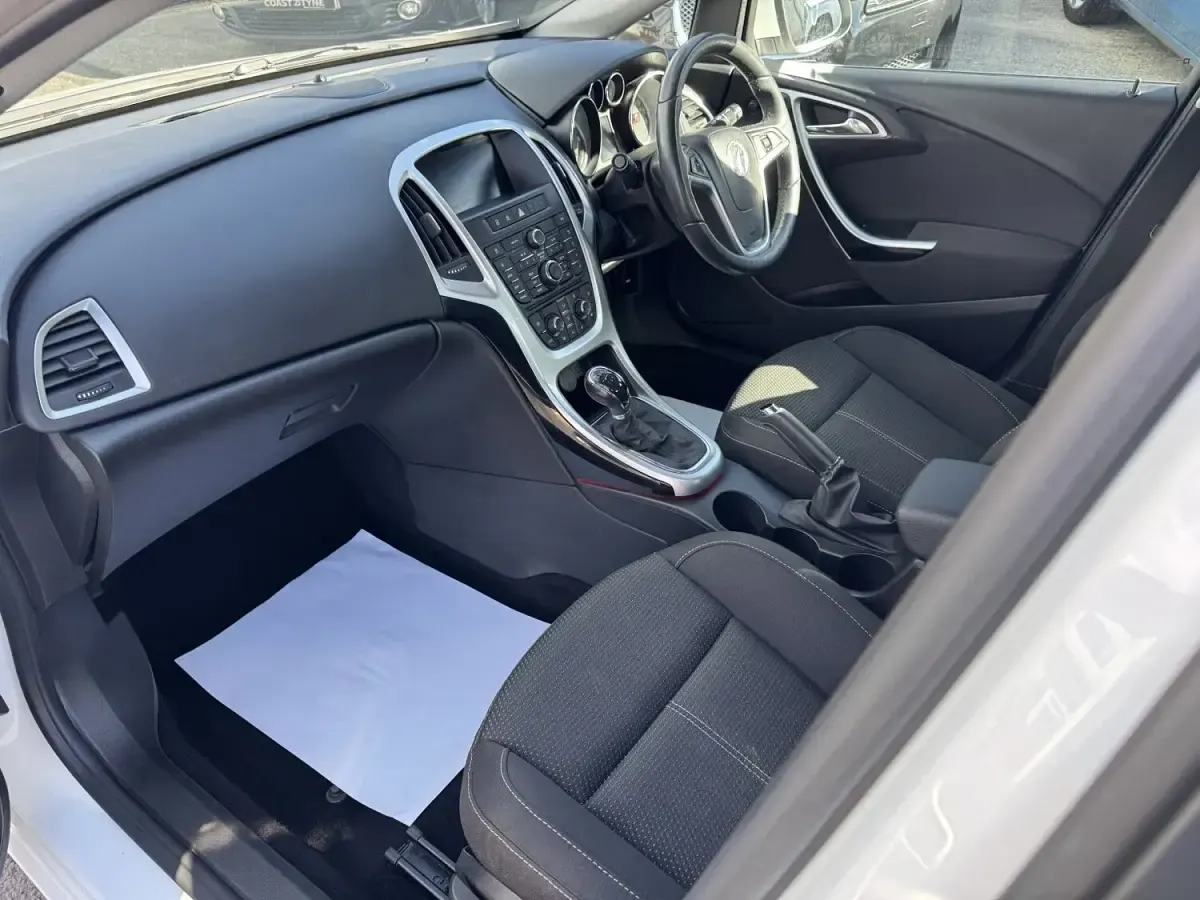 Używany Vauxhall Astra SRi 136 KM (100 kW) 2014 Biały Hatchback