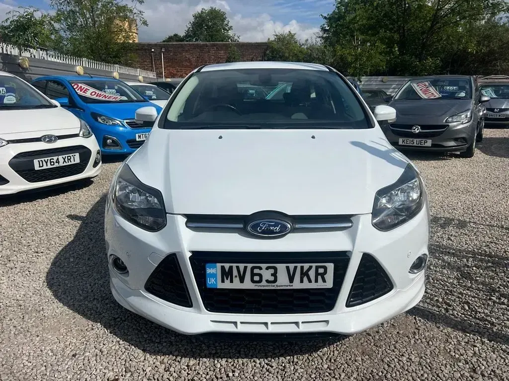 Used Ford Focus Zetec 182 HP (133 kW) 2013 White Hatchback