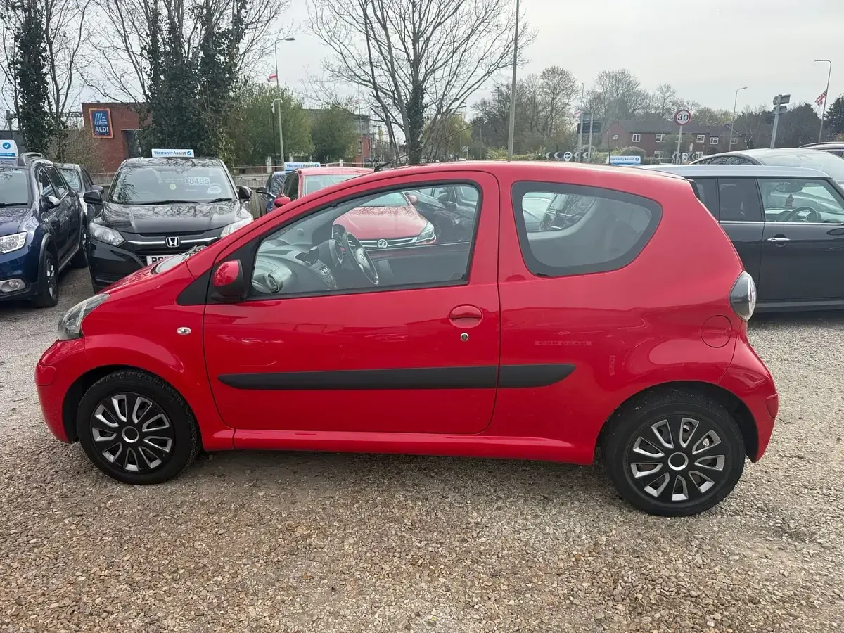 Used Toyota Aygo 67 HP (49 kW) 2009 Red Hatchback