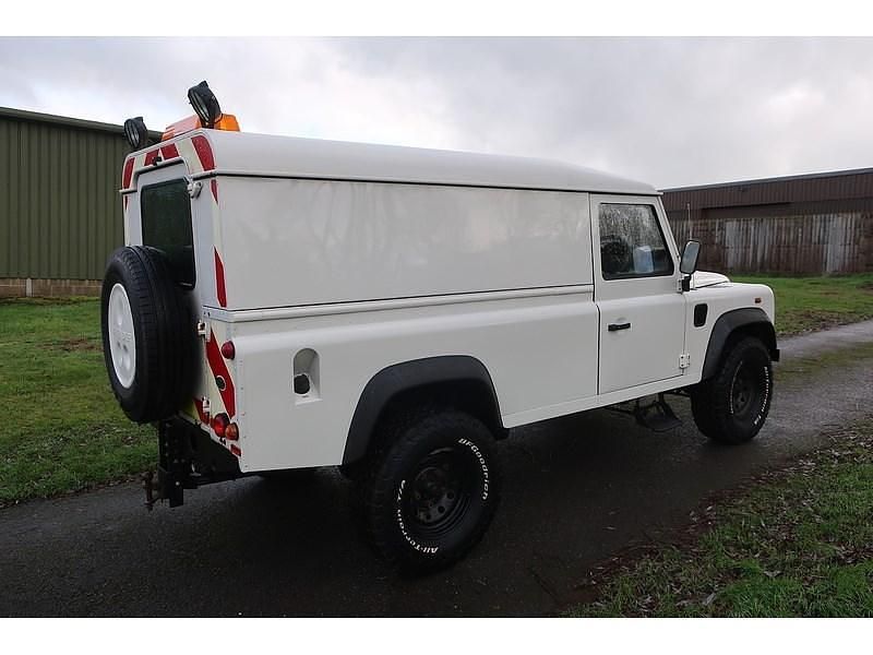 Usado Land Rover Defender 122 HP (89 kW) 2010 Branco SUV