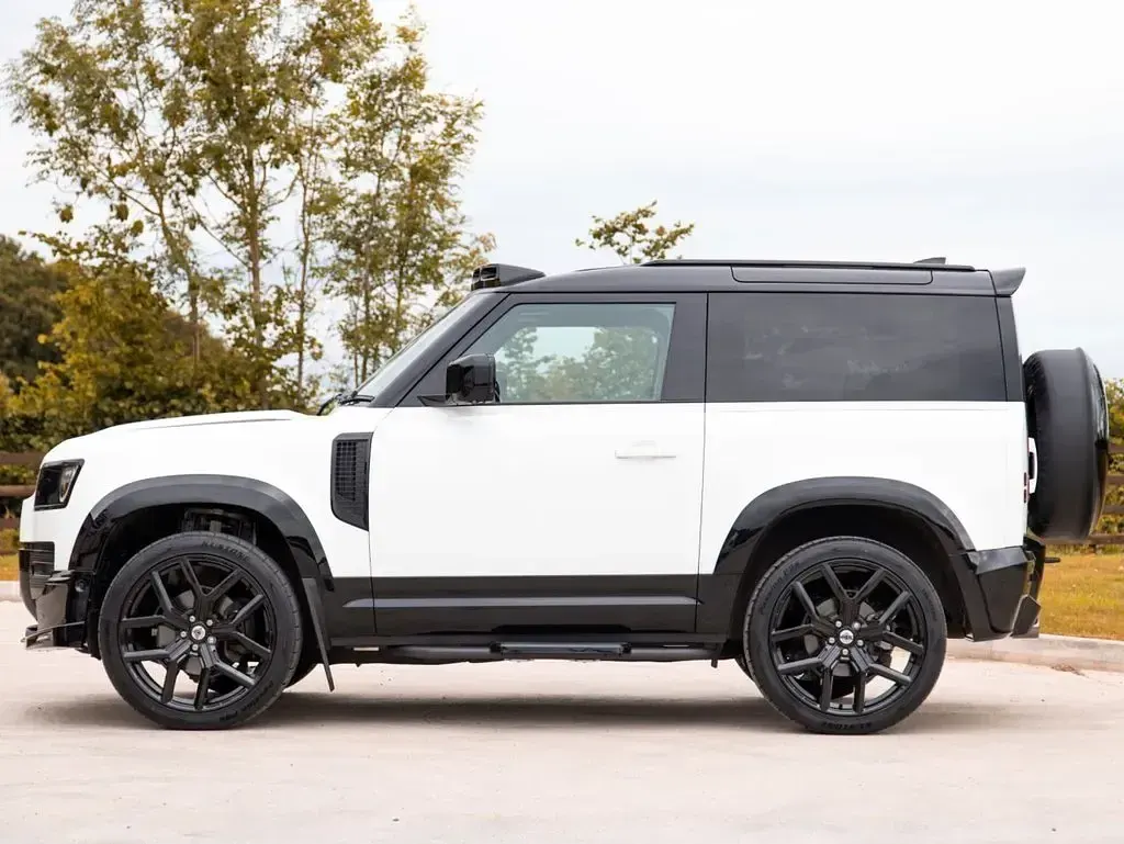 Used Land Rover Defender SE Dynamic 250 HP (183 kW) 2023 White SUV