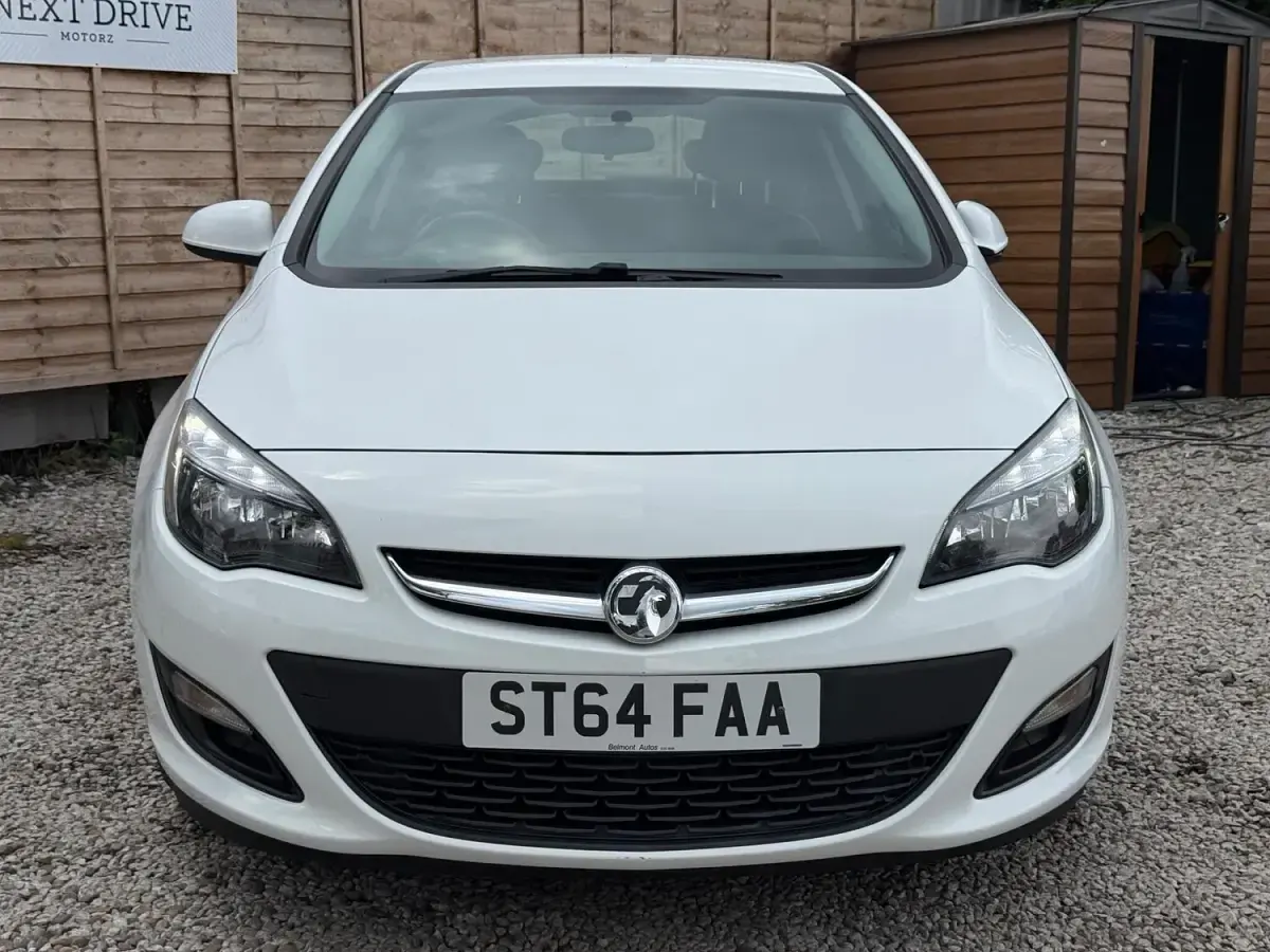 Used Vauxhall Astra Excite 2014 White Hatchback