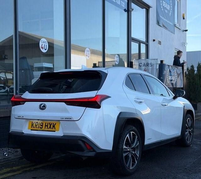 Used Lexus UX 250h 184 HP (135 kW) 2019 White SUV