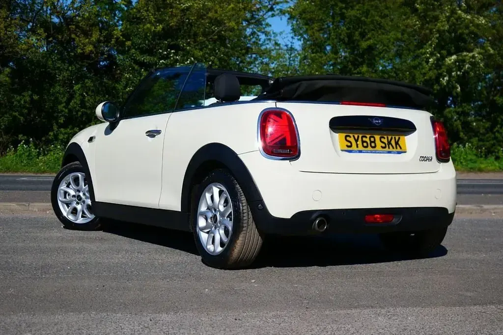 Usado Mini Cooper Cabriolet 136 HP (100 kW) 2018 Branco Cabrios