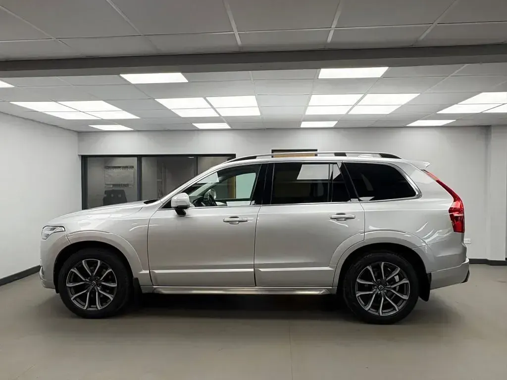 Used Volvo XC90 Momentum 235 HP (172 kW) 2017 Silver SUV