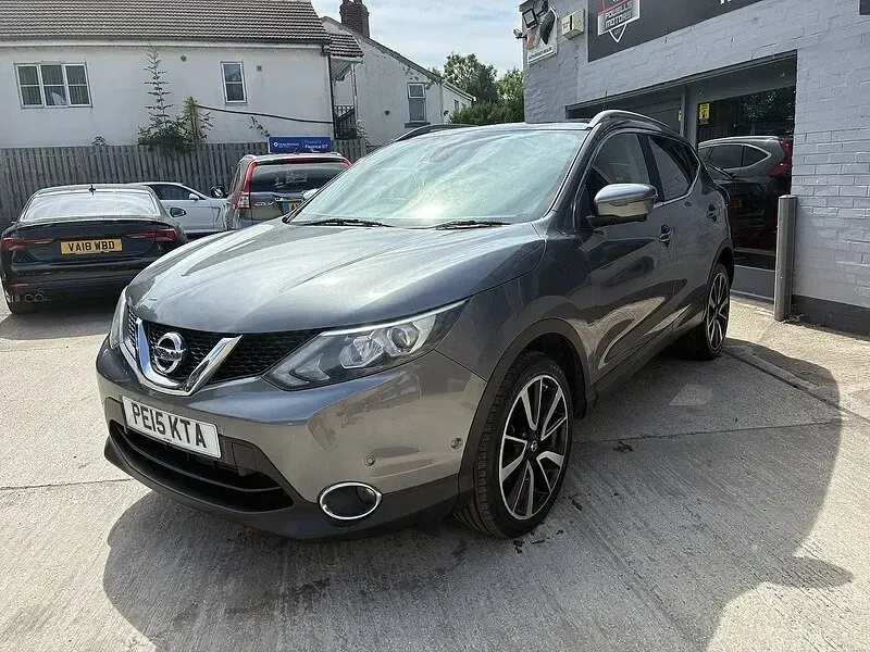 Used Nissan Qashqai Tekna 130 HP (95 kW) 2015 Grey SUV