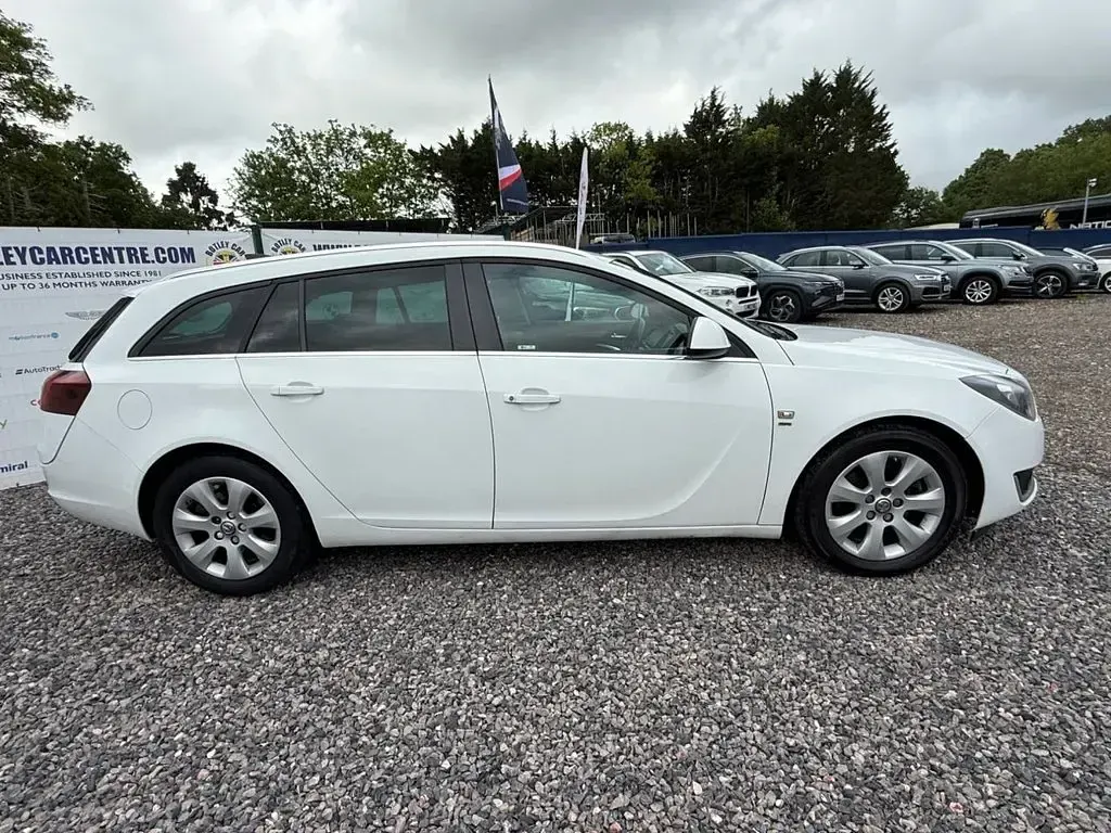 Used Vauxhall Insignia SRi 170 HP (125 kW) 2015 White Estate