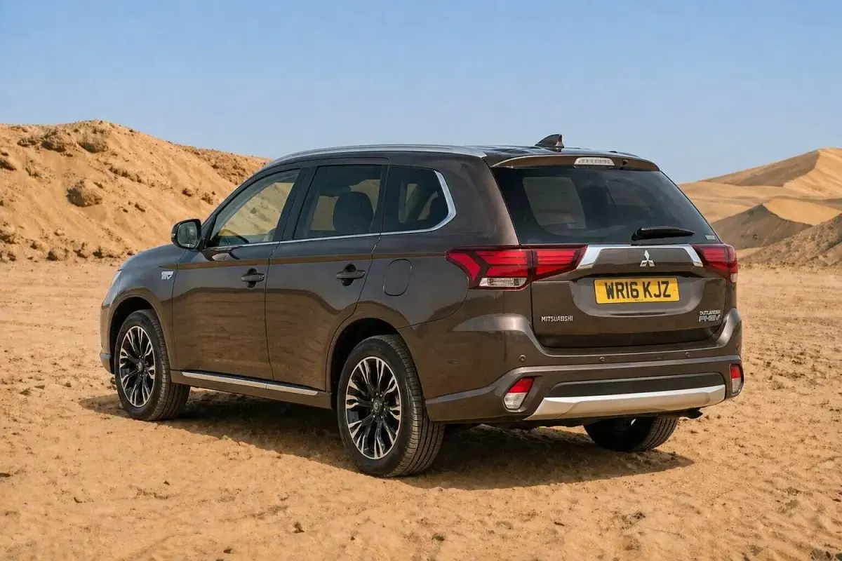 Używany Mitsubishi Outlander P-HEV 200 KM (147 kW) 2016 Brązowy SUV