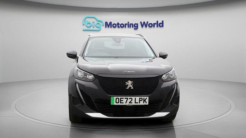 Begagnad Peugeot e-2008 Allure+ 98 kW (134 HK) 2022 Svart SUV