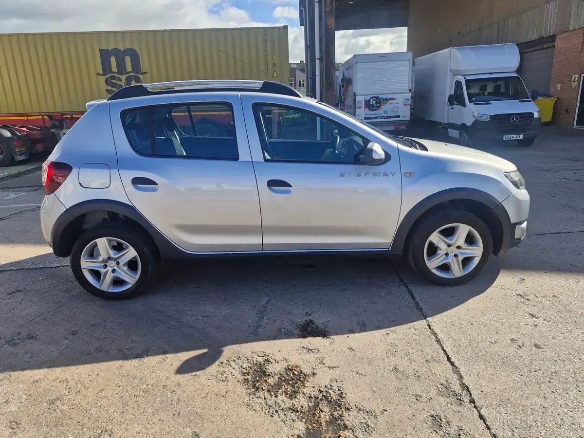 Used Dacia Sandero Lauréate 90 HP (66 kW) 2013 Silver Hatchback