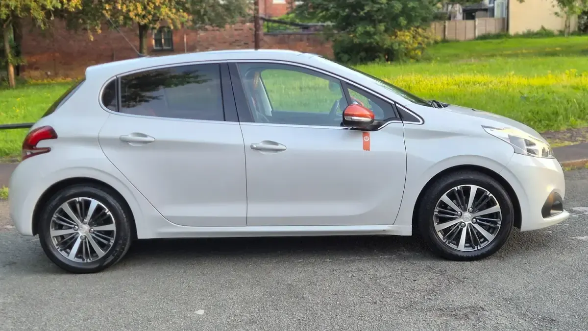 Used Peugeot 208 Roland Garros 2016 White Hatchback