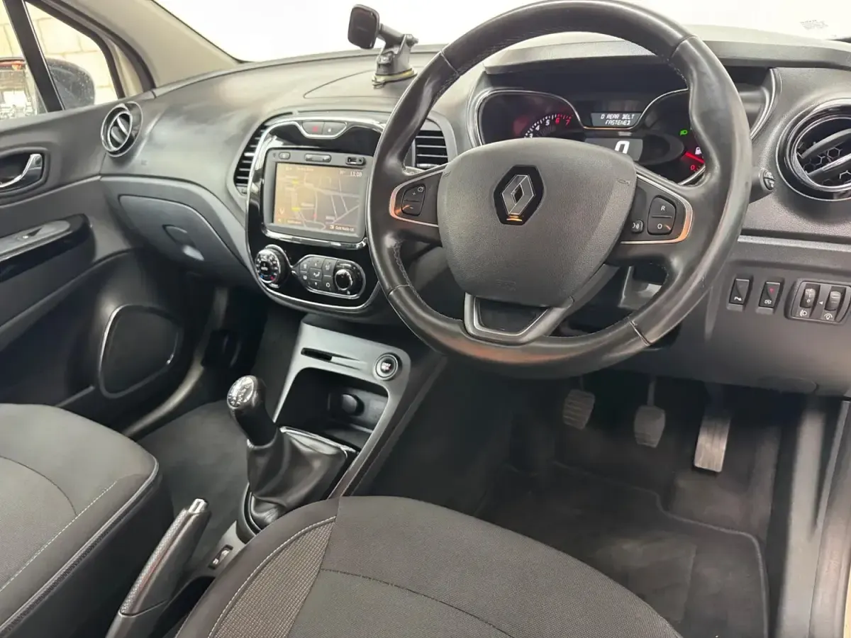 Used Renault Captur Dynamique 90 HP (66 kW) 2016 White SUV
