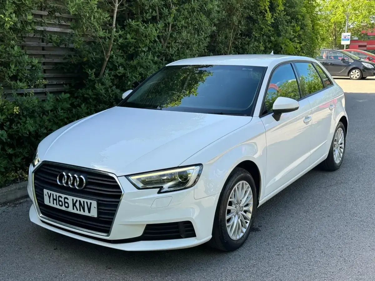 Used Audi A3 Sportback S-Line 150 HP (110 kW) 2016 White Hatchback