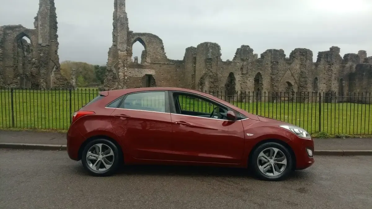 Second-hand Hyundai i30 SE 100 CP (73 kW) 2016 Roșu Hatchback
