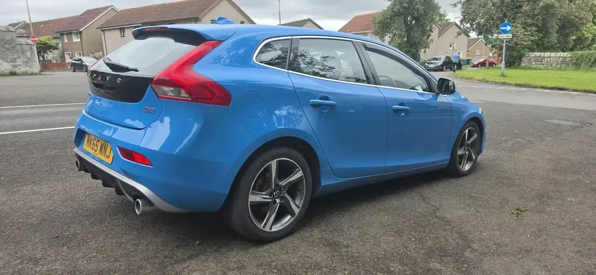 Used Volvo V40 R-Design 120 HP (88 kW) 2015 Blue Hatchback