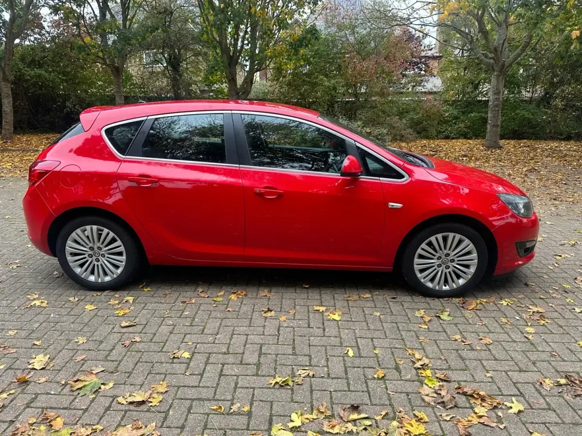 Second-hand Vauxhall Astra Excite 2015 Roșu Hatchback
