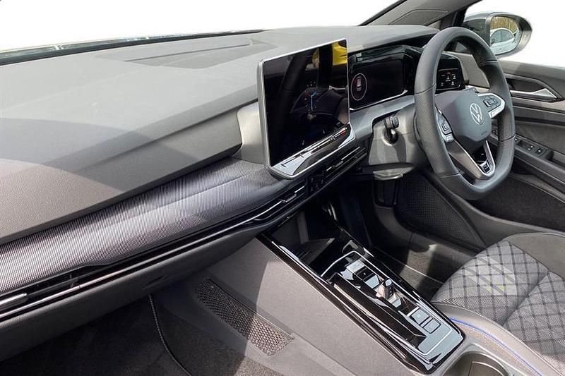 Second-hand VW Golf VIII R-line 150 CP (110 kW) 2025 Negru Hatchback