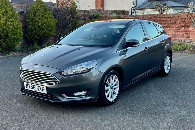 Used Ford Focus Titanium 120 HP (88 kW) 2016 Grey Hatchback