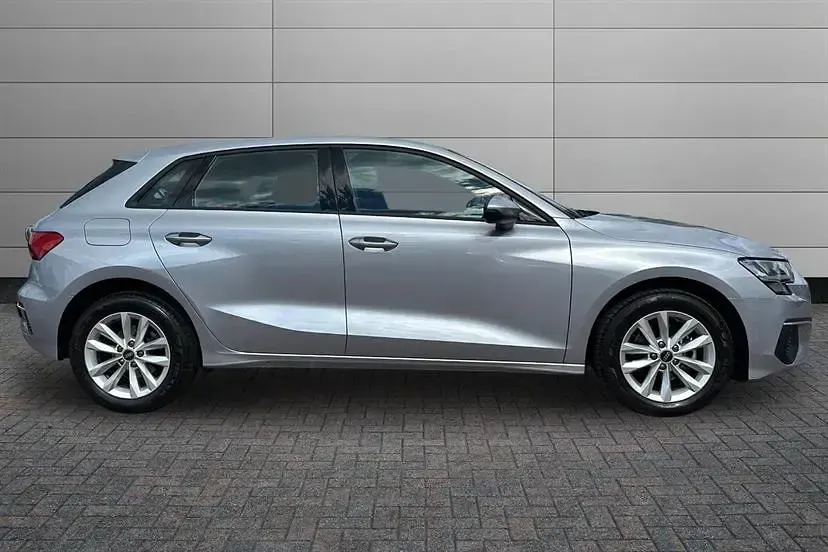 Usado Audi A3 Comfort 110 HP (80 kW) 2022 Prateado Sedan