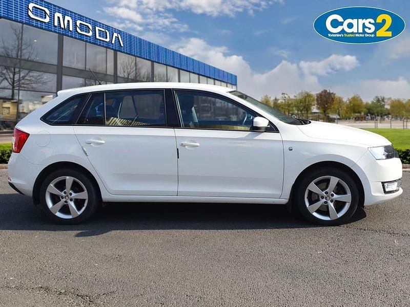 Used Skoda Rapid SE 105 HP (77 kW) 2015 White Hatchback