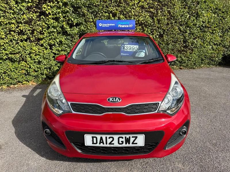Usado Kia Rio 85 CV (62 kW) 2012 Rojo Utilitario