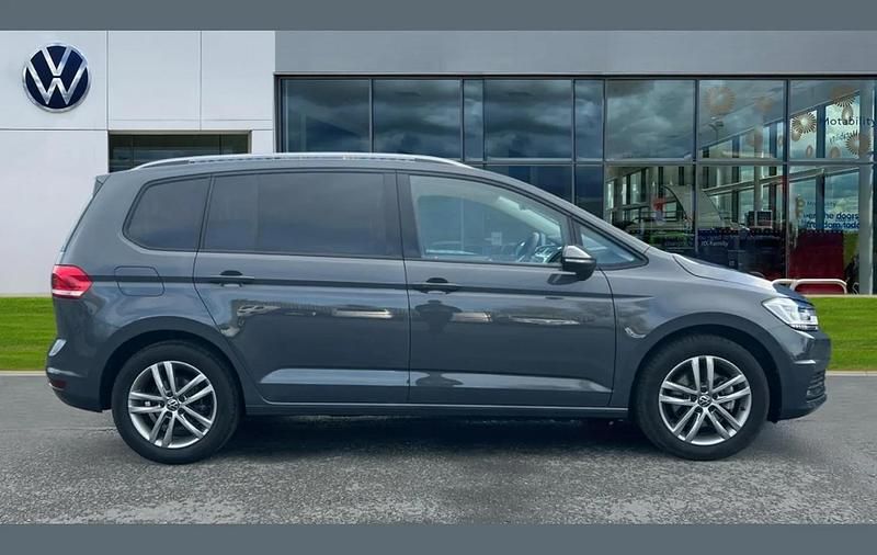 Usado VW Touran Match 150 HP (110 kW) 2025 Cinzento Monovolume