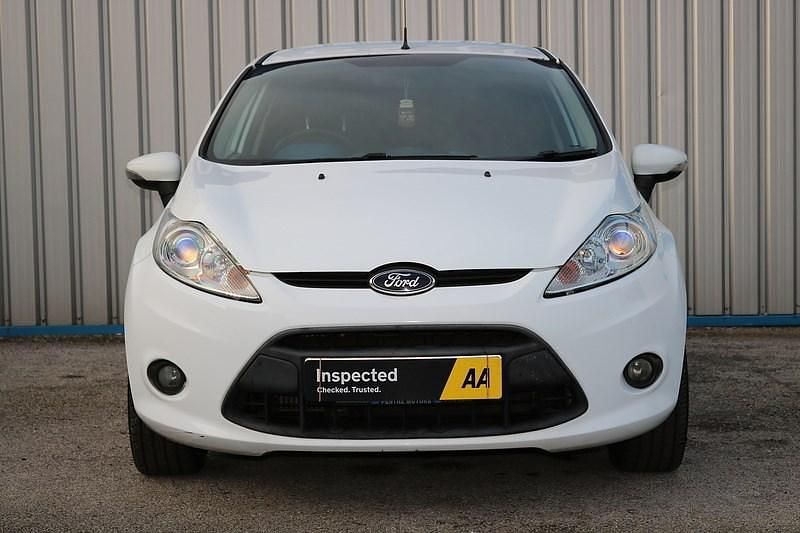 Used Ford Fiesta Zetec 95 HP (69 kW) 2011 White Hatchback