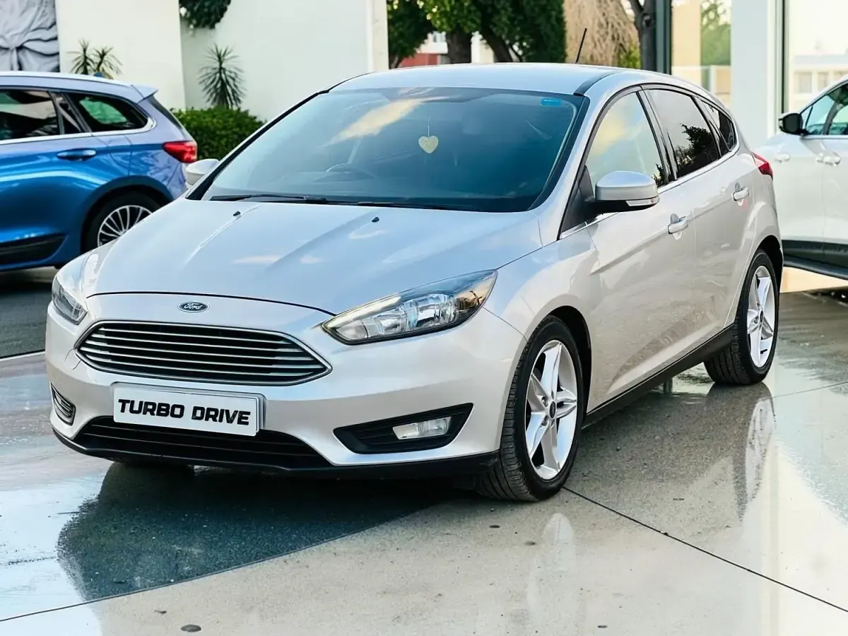 Begagnad Ford Focus Zetec 125 HK (91 kW) 2018 Silver Halvkombi