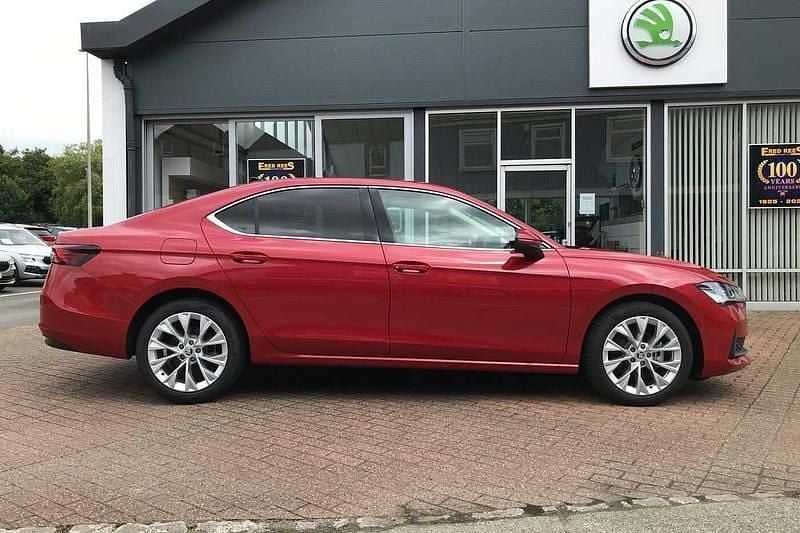 Nouă Skoda Superb SE L 150 CP (110 kW) 2025 Roșu Hatchback