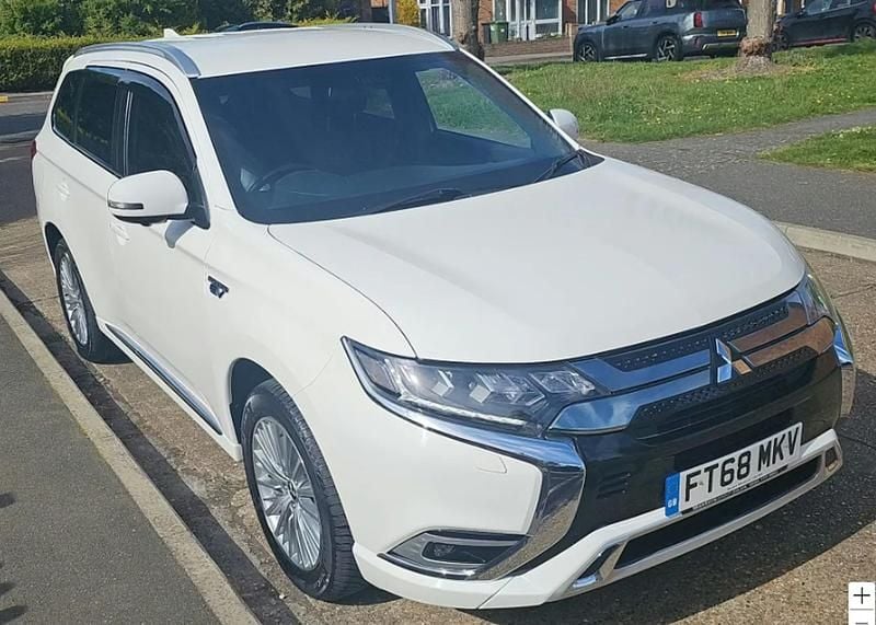 Used Mitsubishi Outlander P-HEV 177 HP (130 kW) 2018 White Estate