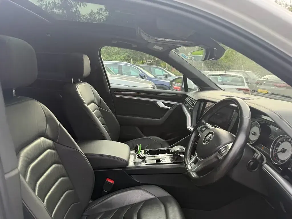 Used VW Touareg R-line 286 HP (210 kW) 2019 White SUV
