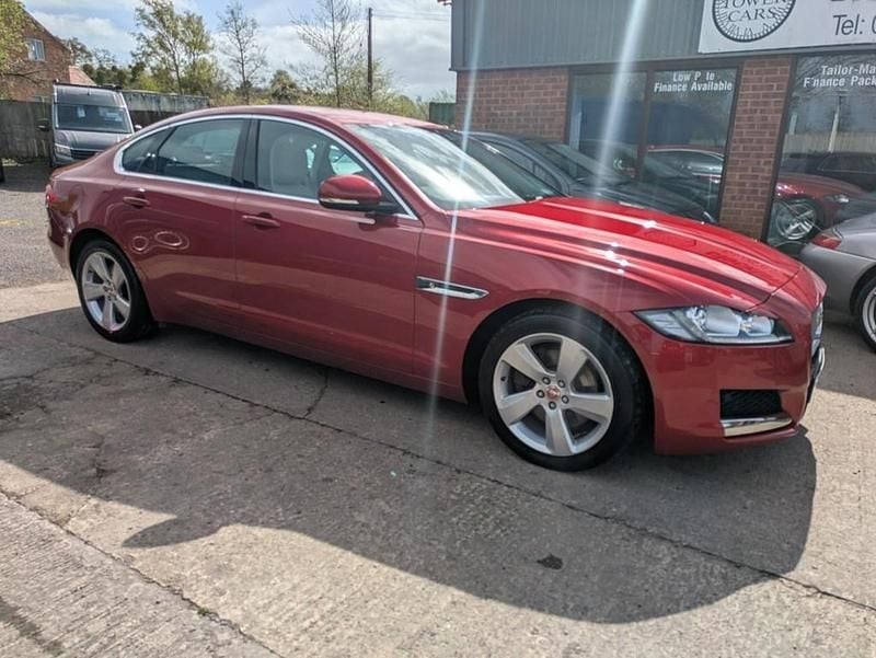 Begagnad Jaguar XF Portfolio 2017 Röd Sedan